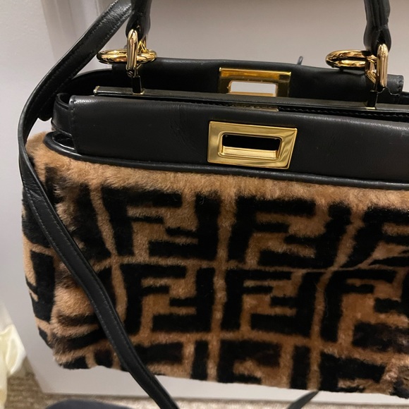 ๐ SOLD ๐ AUTHENTIC Fendi shearling peek-a-boo - Picture 4 of 6